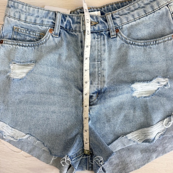 NWT H&M light blue denim cut off high waisted distressed jean shorts size 8 - Picture 5 of 7